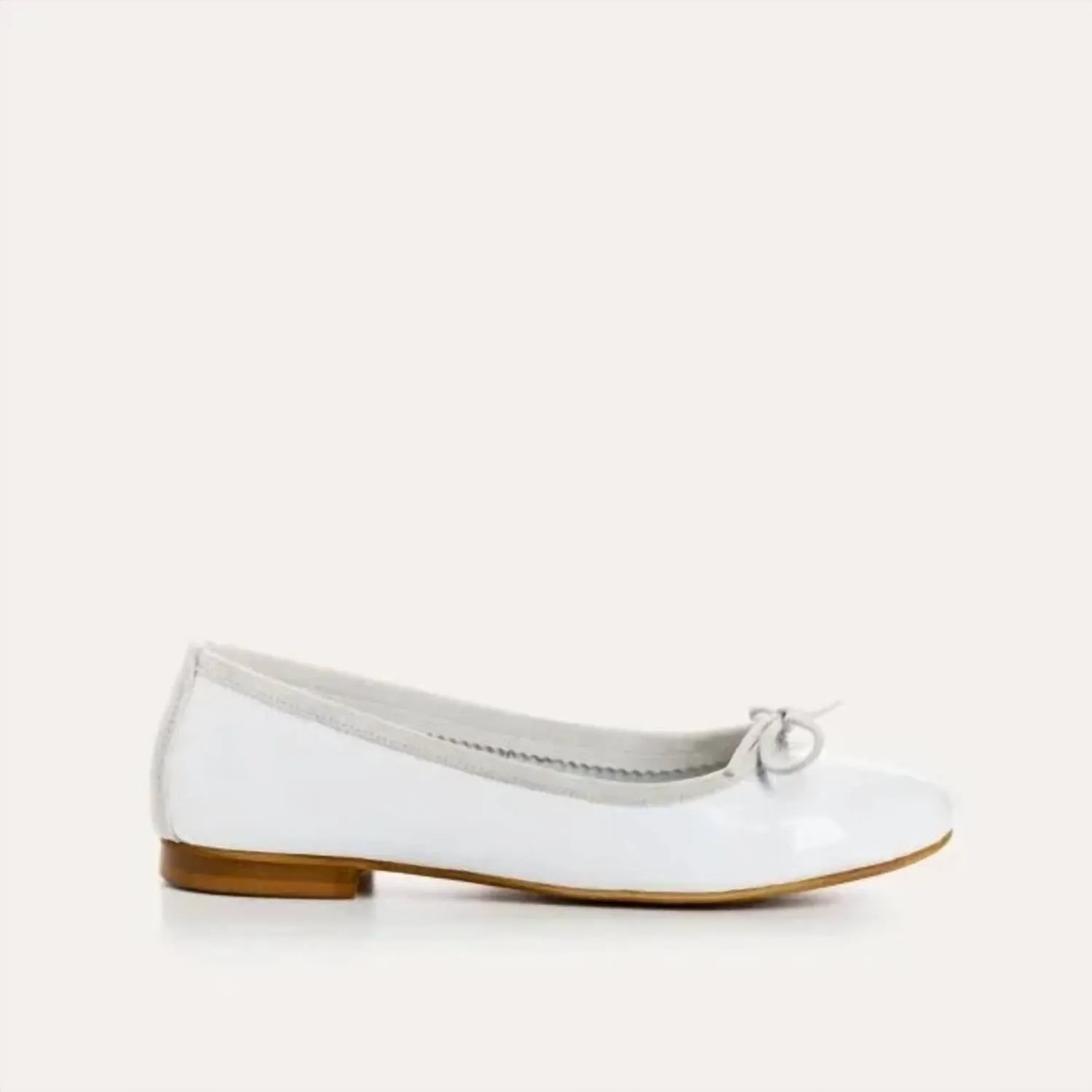 Carmen Vernis In Blanc