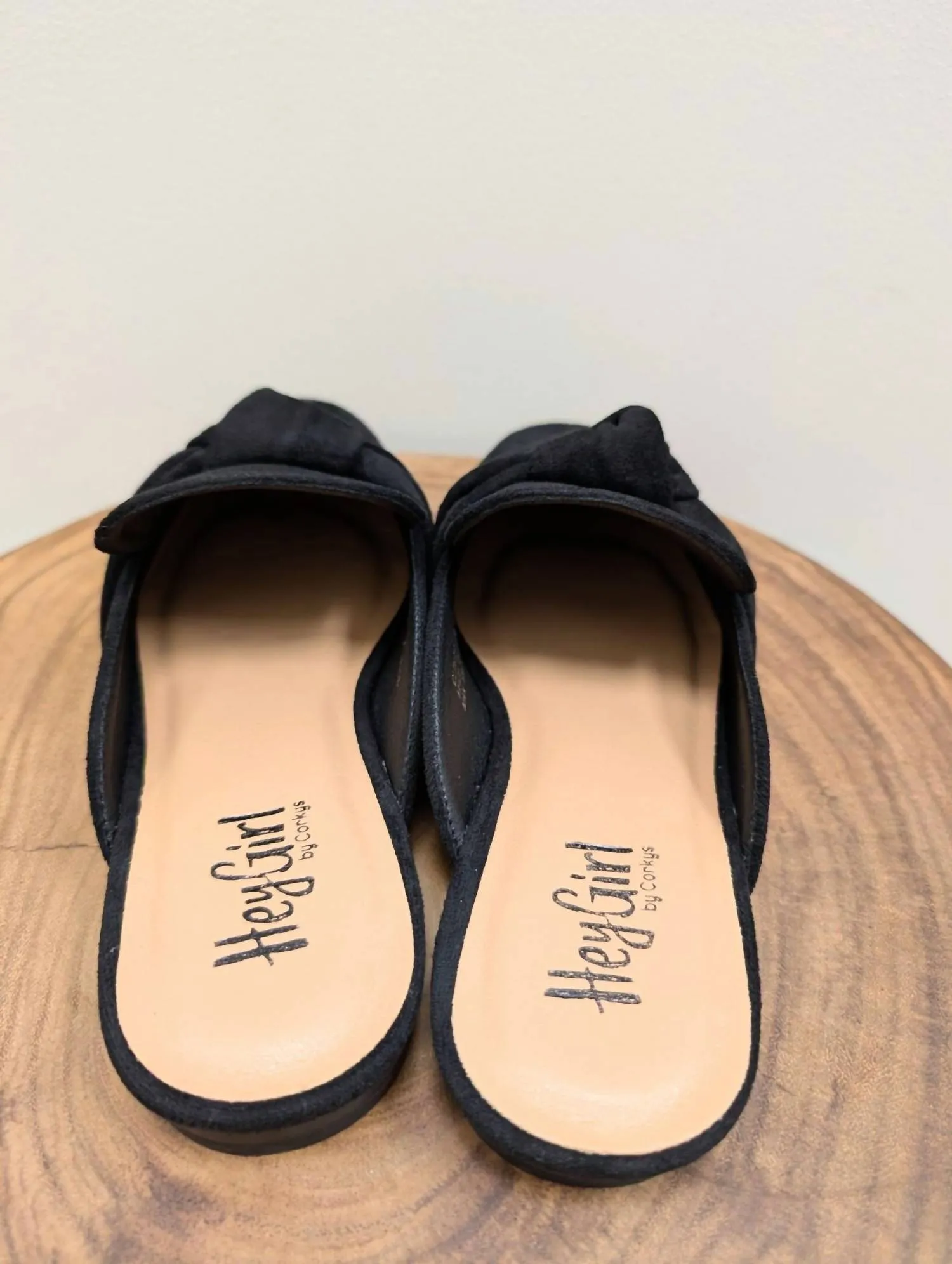 Women Clingy Flats In Black