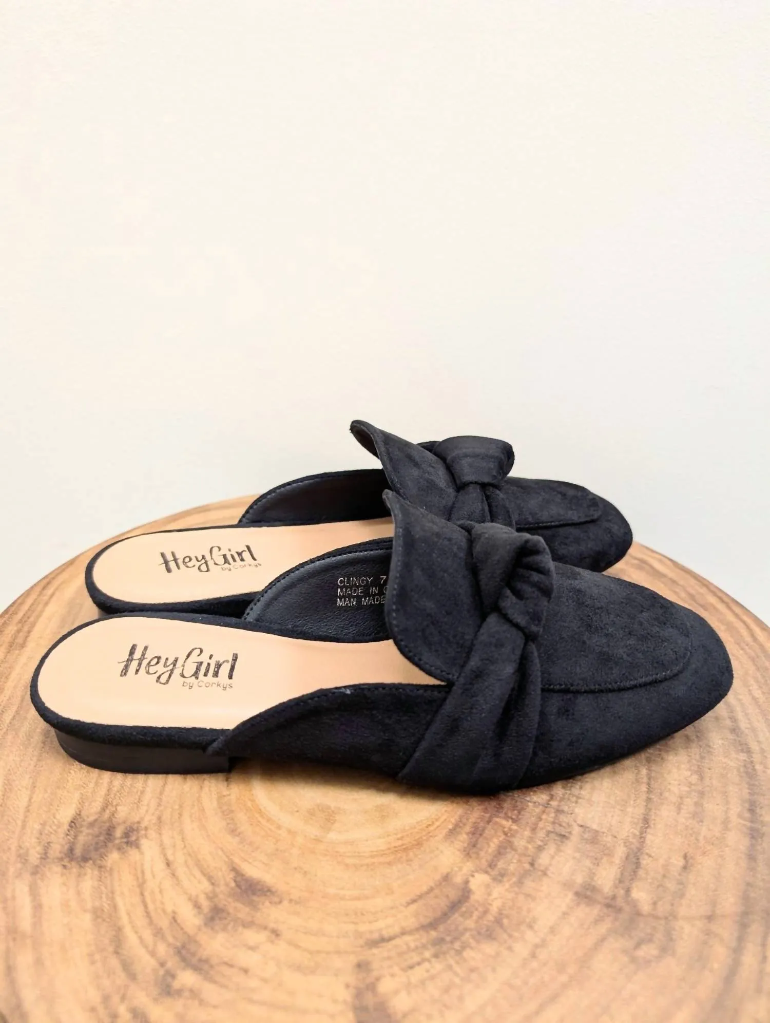 Women Clingy Flats In Black