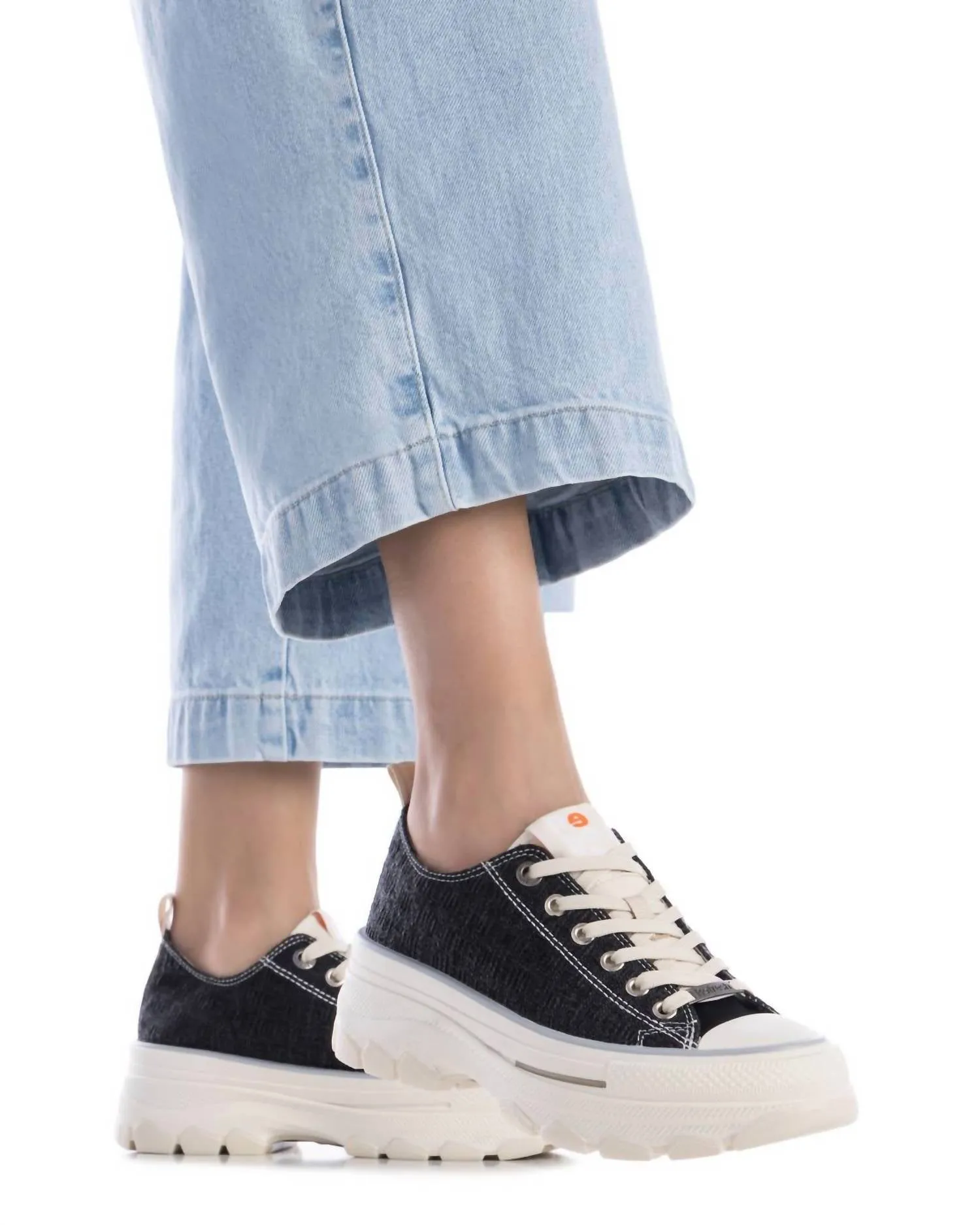 Women's Refresh Lug Outsole Sneakers In Black